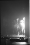 5227-2 Koninginnedag, vuurwerk, afgestoken bij het Boerengat.