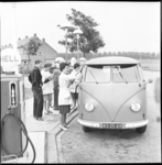 5260-1 Dames als pompbedienden bij Shell-benzinepompen in Rijsoord.