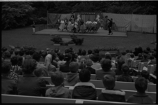 5276 Toeschouwers in openluchttheater Dijkzigt tijdens optreden van kindercircus Elleboog.