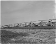 528 Vliegtuigen, Tiger Moth dubbeldekkers, van de Rijksluchtvaartschool te Eelde, geparkeerd op Luchthaven Zestienhoven.