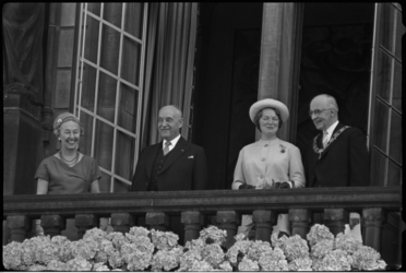 5294-2 President dr. A. Schärf op het balkon van het stadhuis, samen met prinses Irene. Uiterst links mevrouw Van ...