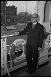 5312 Monseigneur Stapels aan boord van ss. 'Rotterdam'; een gedeelte van directiekantoor Holland Amerika Lijn op de ...