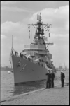 5313 De Amerikaanse torpedobootjager 'Dewey' arriveert bij de Parkkade.