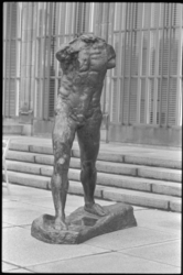 5327 Beeld 'l'Homme qui marche' van Rodin staat voorlopig op het tuinterras van museum Boijmans-Van Beuningen.