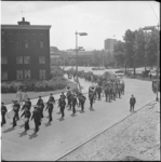 5342 Overzicht van de marcherende Koninklijke Rotterdamse Postharmonie-leden en grote groep meelopende jeugd op hoek ...