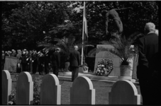 5345 Overzicht op begraafplaats Crooswijk bij het monument van de gevallenen in de Tweede Wereldoorlog, tijdens ...