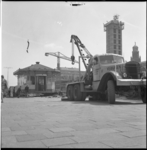 5350-1 Oude Tramhuisje aan het Weena op transport met een Verhagen-kraanwagen. De liftschacht (-toren) behoort tot het ...