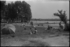 5355-1 Recreërende mensen op grasveld bij het strandje aan de Wilgenplas, in de wijk Schiebroek.