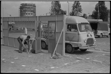 5359-1 Man tilt twee houten kratten van Heineken tijdens Nationaal Estafette Tournooi voor bestelwagens in de omgeving ...