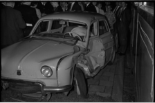 5362 Beschadigde auto na botsing met tram op de Mariniersweg.