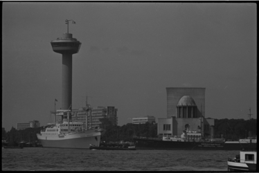 5368-1 Gefotografeerd vanaf Charloisse Hoofd: Parkhaven met links schip 'Prinses Margriet' en rechts het weerschip ...
