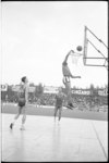 5398 Demonstratie basketbal door de Harlem Globe Trotters op een houten speelvloer in het Sparta-stadion.