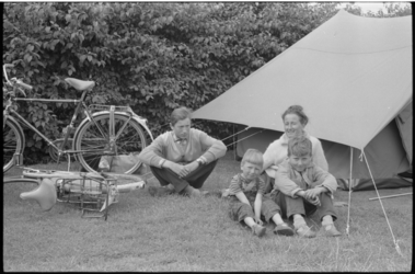 5407 Noorse kampeerders bij tent op camping aan de Kanaalweg.
