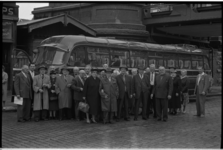 5411 Groepsfoto van Bejaarden bij autobus; bij bruggenhoofd aan Prins Hendrikkade 65, café Sien Hulst.