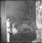 5416 Brandweerlieden in loods bij bedrijf de Punt aan de Charloisse Lagedijk 623, met verbrande vrachtauto.