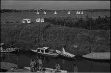 5426-1 Recreatie op het Brielse Meer bij Jachthaven 'De Meeuw' met o.a. zeilschepen, caravans en bootjes.