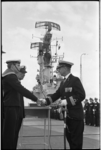 5443 Commandeur van de Koninklijke Marine, aan boord van vliegdekschip 'Karel Doorman', schudt de hand van een marineman.