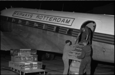 5467 8200 postduiven worden in manden door luchtvaartmaatschappij 'Fairways' vanaf vliegveld Zestienhoven overgevlogen ...
