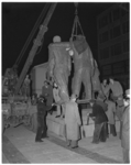 548-1 Nachtelijke plaatsing van het Monument voor alle gevallenen 1940- 945 op het Stadhuisplein, ontworpen door Mari ...