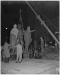 548-2 Nachtelijke plaatsing van het Monument voor alle gevallenen 1940-1945 op het Stadhuisplein, ontworpen door Mari ...
