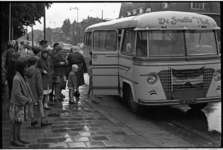 5493 Gehandicapten in de rij voor de schoolbus van firma 'De Snelle Vliet'.