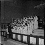 552 Optreden van het jongenskoor 'Petit Chanteurs à la Croix de Bois' in de Bosjeskerk aan de Hofdijk.