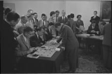 5536 Publieke belangstelling tijdens demonstratie simultaanwedstrijd Go (bordspel).