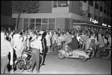 5538-3 Opgeschoten jongeren, de zogenaamde 'brozems', op de Slinge bij buurtwinkelcentrum Asterlo en toegestroomd publiek..