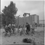 5541 Kinderen bouwen een eigen speeltuin. Op de achtergrond de Olveh-flat aan de Van Oldenbarneveltstraat; daarnaast De ...