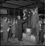 5541-1 Wethouder R. Langerak overhandigt in de Ahoy-hal de eerste prijs aan M.D. Baart, winnaar van de vorkheftruckwedstrijd.