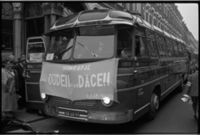 5565-2 Op de eerste bus -van een hele rij- was een spandoek bevestigd waarop de tekst 'uitstapje Ouden van Dagen ...