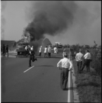 5572 Brandende tankauto en brandweerlieden op rijksweg 13.