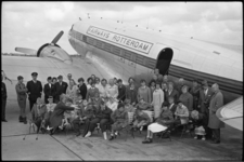 5575-1 Groepsfoto van kinderen en begeleiders Adriaanstichting voor het vliegtuig van Fairways Rotterdam.