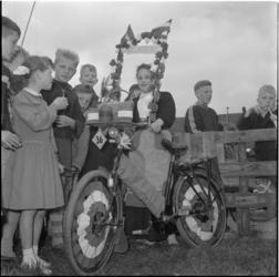 560-4 Meisje met versierde fiets ter gelegenheid van Koninginnedag 1957.