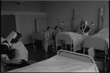 5604-1 Ziekenzaal in 'Streekverpleegtehuis De Plantage' in Brielle.