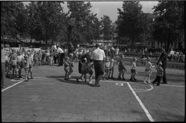 5609 Groepen schoolkinderen doen onder begeleiding spelletjes in speeltuin aan het Weena.