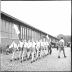 5614 Groep zingende jongens vertrekken in wandelcostuum vanaf de Coöperatieve Tuinbouwveiling Rotterdam en Omstreken GA ...