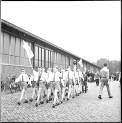 5614 Groep zingende jongens vertrekken in wandelcostuum vanaf de Coöperatieve Tuinbouwveiling Rotterdam en Omstreken GA ...
