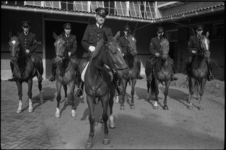 5622 Inspecteur Rijpma van de bereden politie in front met paarden en agenten.