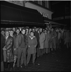 5628 Mensen wachten tot het 18-10-1961 07.00 is want dan begint de voorverkoop van kaarten voor de Europacup-wedstrijd ...