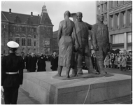 565-2 Prinses Wilhelmina onthult op het Stadhuisplein het 'Monument voor Alle Gevallenen'.