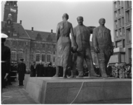 565-3 Prinses Wilhelmina onthult op het Stadhuisplein het 'Monument voor Alle Gevallenen'.