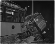 567-2 De aangereden vrachtauto van de botsing met tramwagen van lijn 15 op de hoek van de Jonker Fransstraat-Admiraal ...
