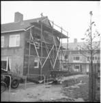 5695-1 Bouwstelling tegen de kopmuur van rij ééngezinswoningen in Tuindorp-IJsselmonde.