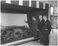 581-5 Drie mannen staan in Diergaarde Blijdorp in het nieuwe Dioramagebouw waarin ook het Natuurhistorisch Museum wordt ...