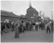 582-2 Omstanders kijken op veilige afstand van het bedrijf van Van der Cammen toe hoe de brandweer de gascilinder ...