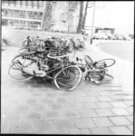 5936 Stapel oude fietsen bij Stationspostgebouw.