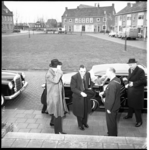 6044 Minister mr. J. van Aartsen wordt tijdens een werkbezoek aan Voorne-Putten ontvangen op stadhuis Spijkenisse door ...