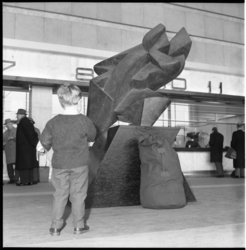 6047-1 Kunstwerk 'Het Afscheid' van Umberto Mastroianni in de hal van Centraal Station met kind er voor.