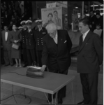 605-2 Wethouder J. Meertens opent in het Flevogebouw de tentoonstelling '50 jaren onder zee' ter gelegenheid van het ...